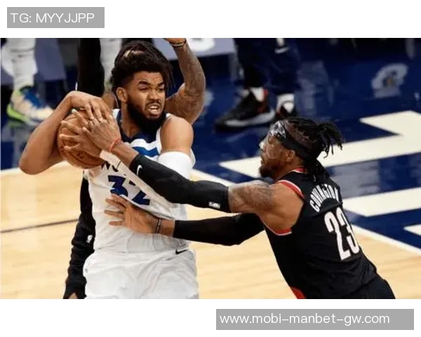 唐斯自豪于华子成就每次路过阿迪门店必停留欣赏他的海报 唐斯自豪于华子成就每次路过阿迪门店必停留欣赏他的海报