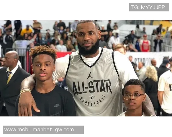 詹姆斯二儿子布莱斯在亚利桑那大学首秀表现出色有望参加2026年NBA选秀